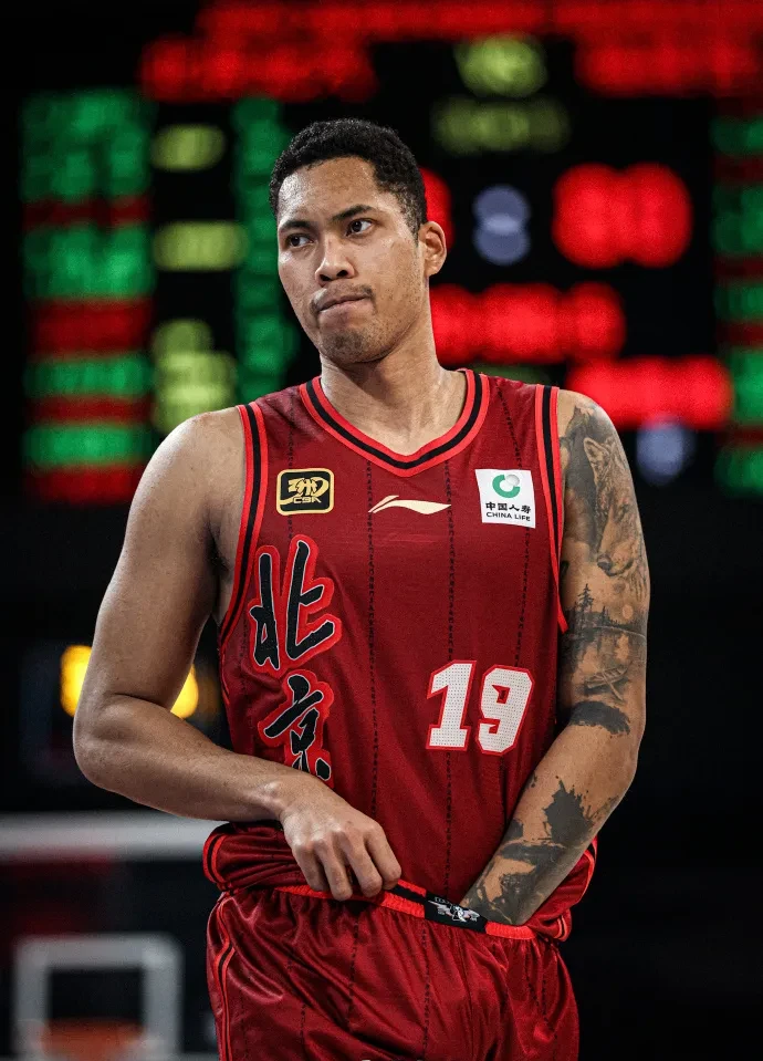 北京队横扫鹈鹕,米切尔高光表现 北京队横扫鹈鹕,米切尔高光表现