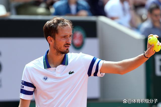 ATP总决赛逆转温网,梅德韦杰夫惊艳四座 ATP总决赛逆转温网,梅德韦杰夫惊艳四座