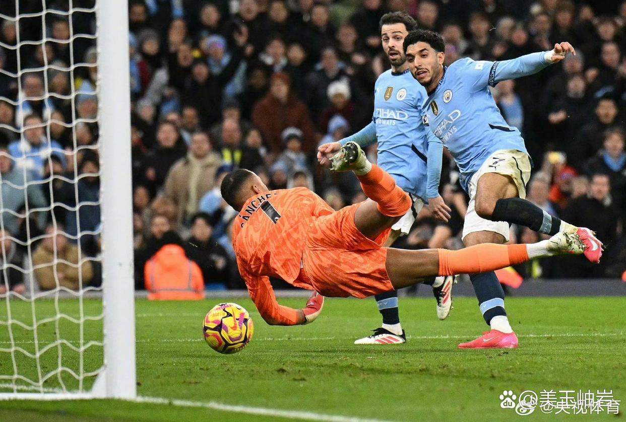 荷兰逆转曼联，库尔图瓦扛起全队