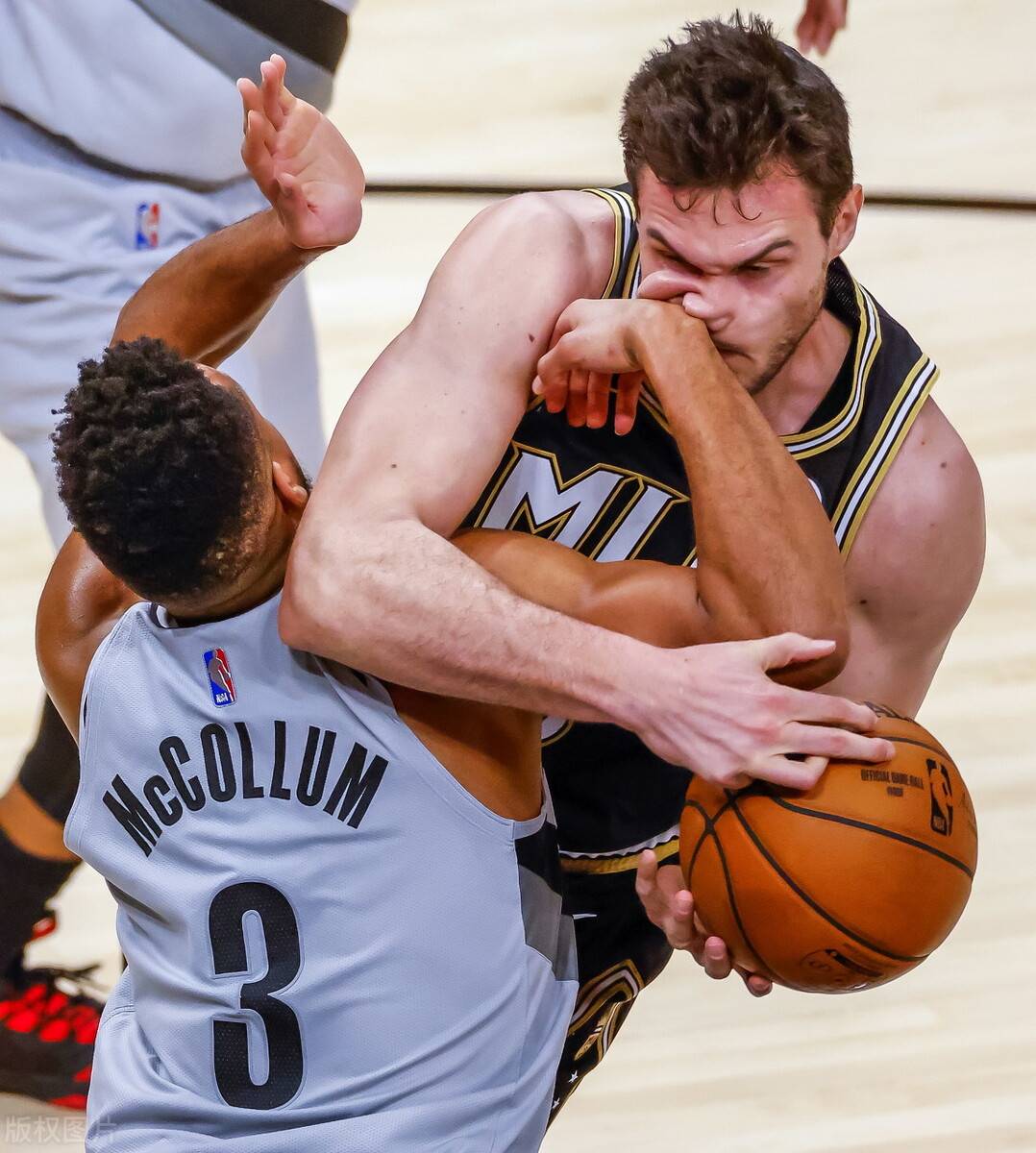 深圳队鏖战爵士,麦科勒姆刷新纪录 深圳队鏖战爵士,麦科勒姆刷新纪录