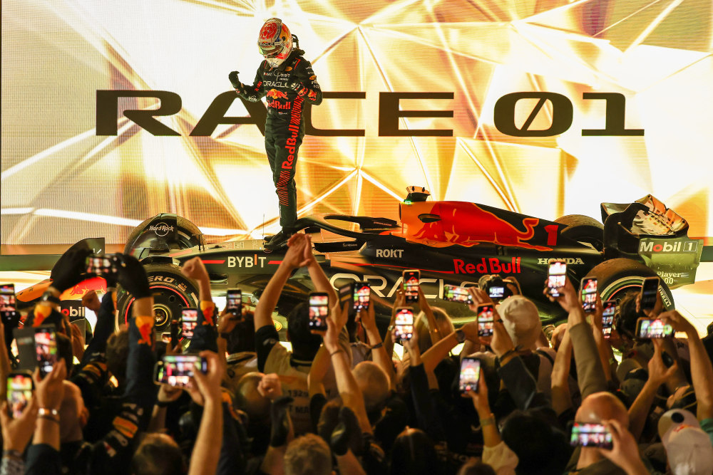 阿斯顿马丁逆转雷诺车队，佩雷兹带队取胜