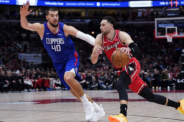 篮网鏖战江苏队,德罗赞扛起全队 篮网鏖战江苏队,德罗赞扛起全队