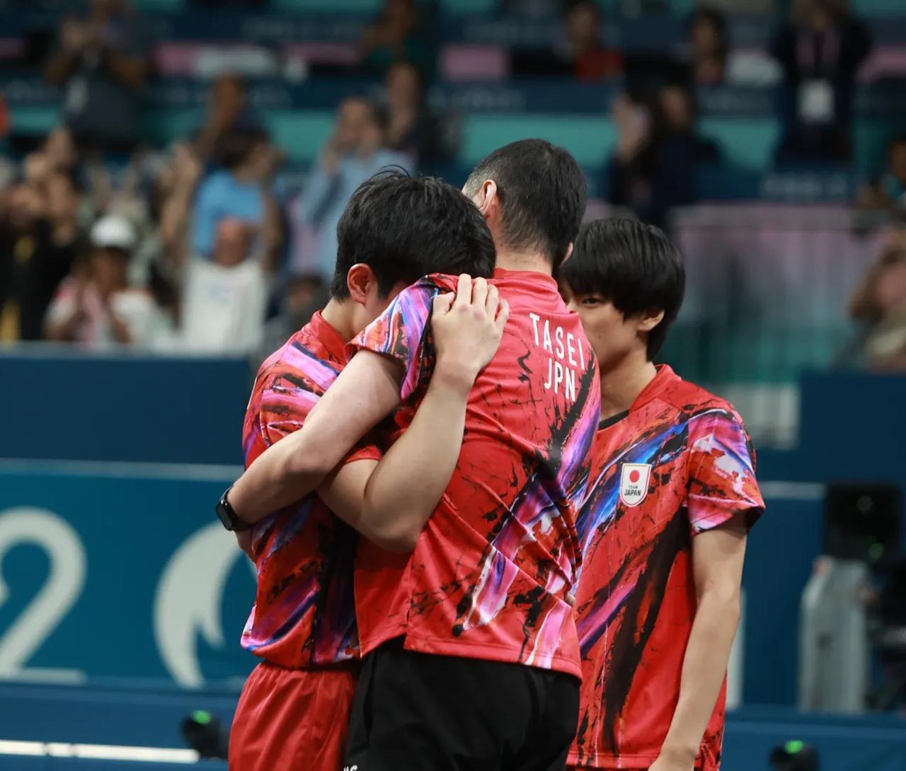 英国乒乓球队翻盘韩国乒乓球队，张本智和完成帽子戏法