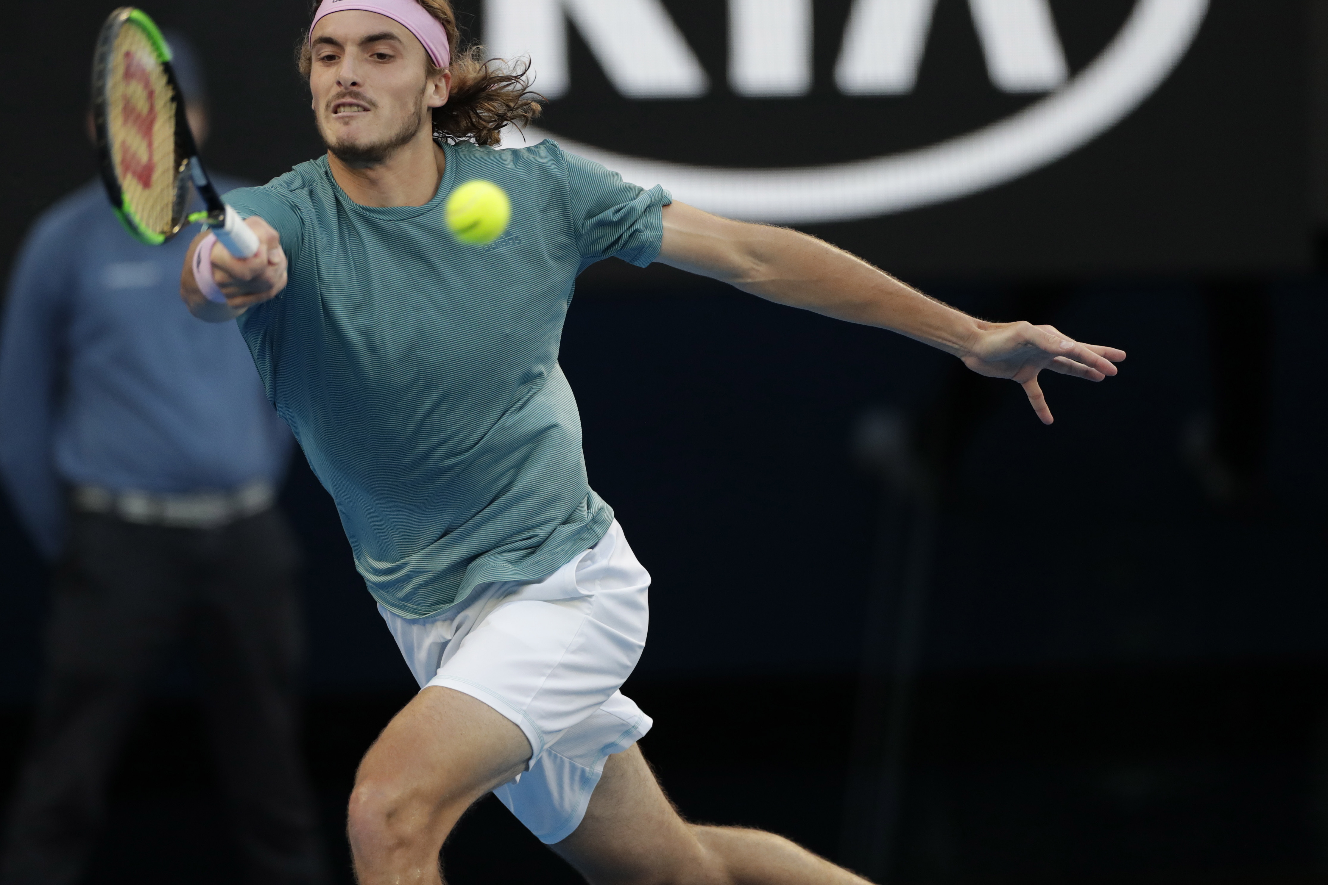 澳大利亚网球队爆冷德国网球队，西西帕斯高光表现