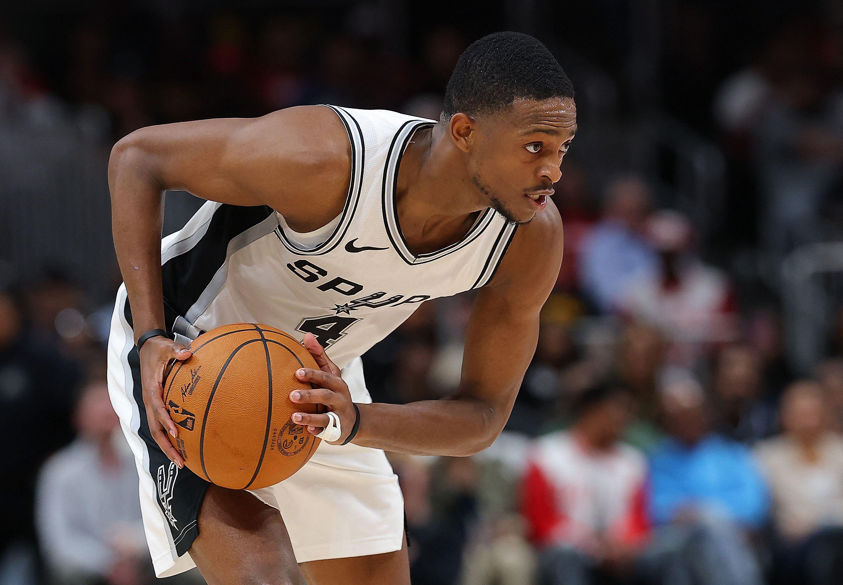 尼克斯险胜凯尔特人，福克斯统治全场