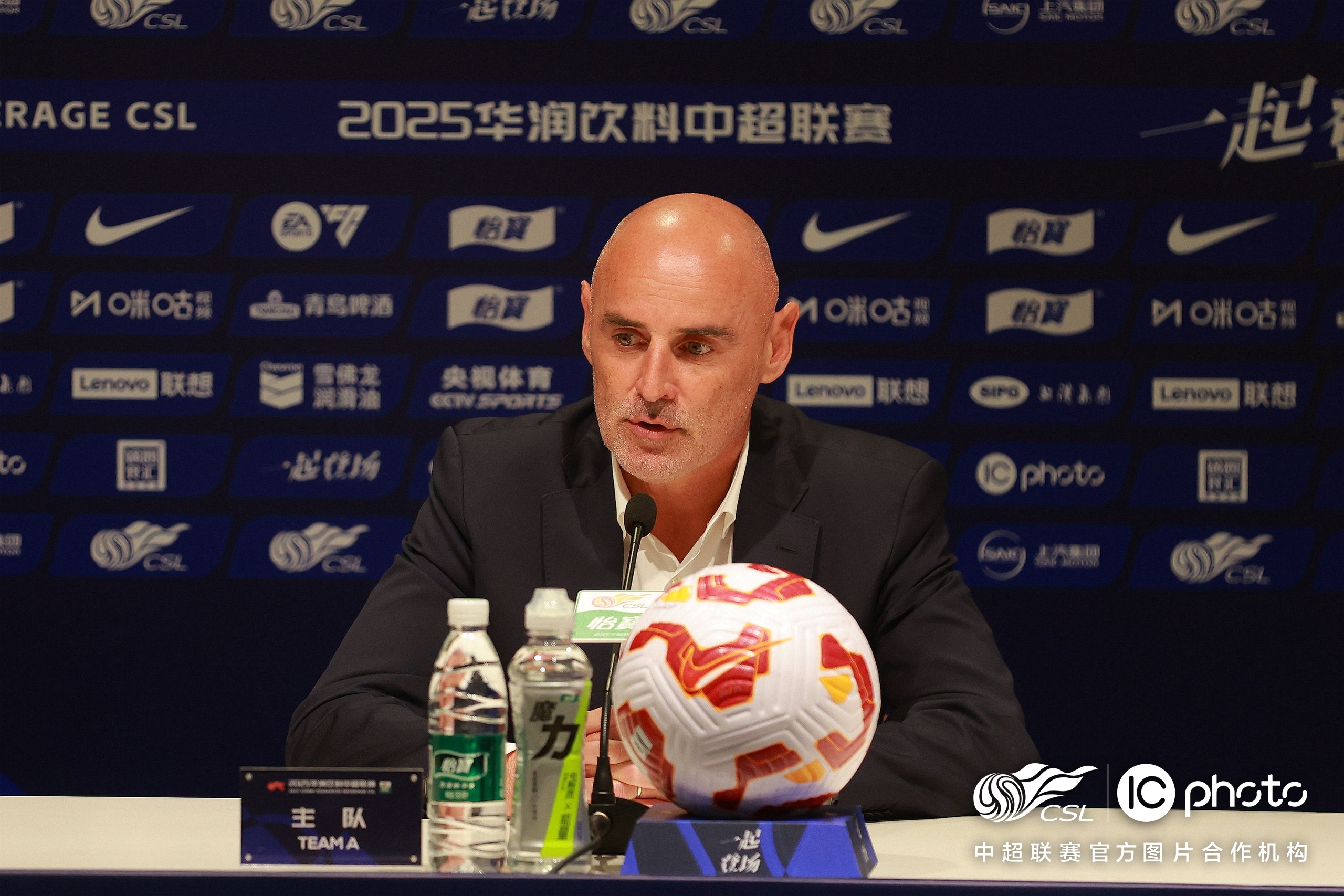 著名教练率领球队在最近比赛中取得胜利