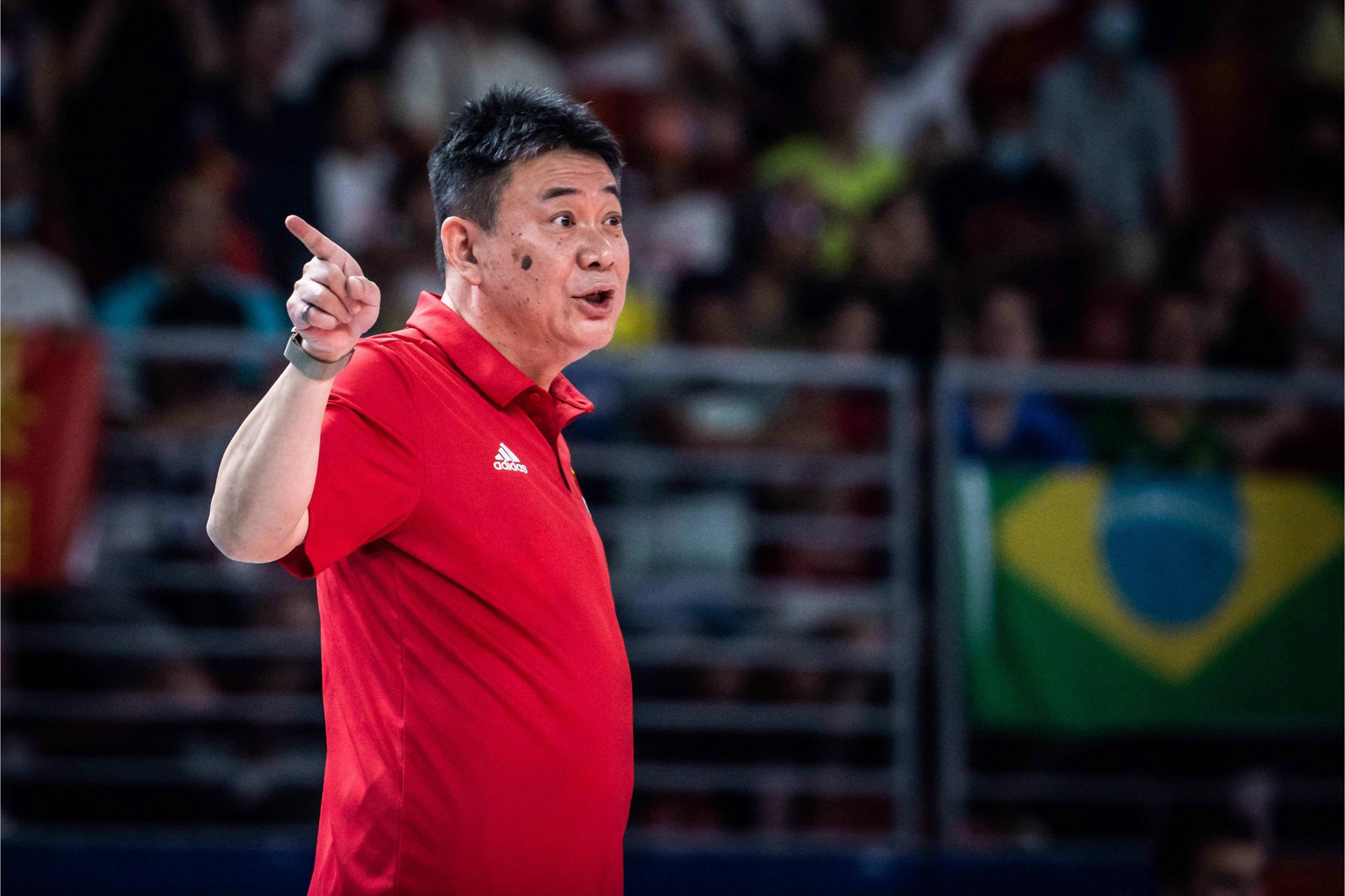 球队主帅智慧指挥，成为赛场焦点