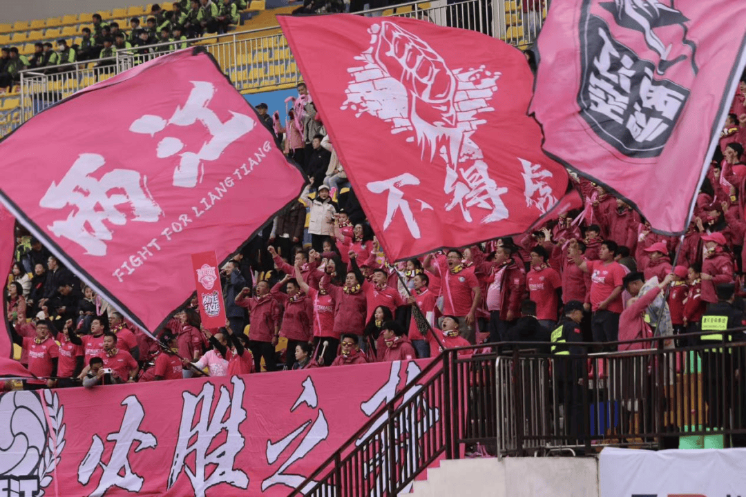 球场上关键一战,全场球迷热情高涨 球场上关键一战,全场球迷热情高涨