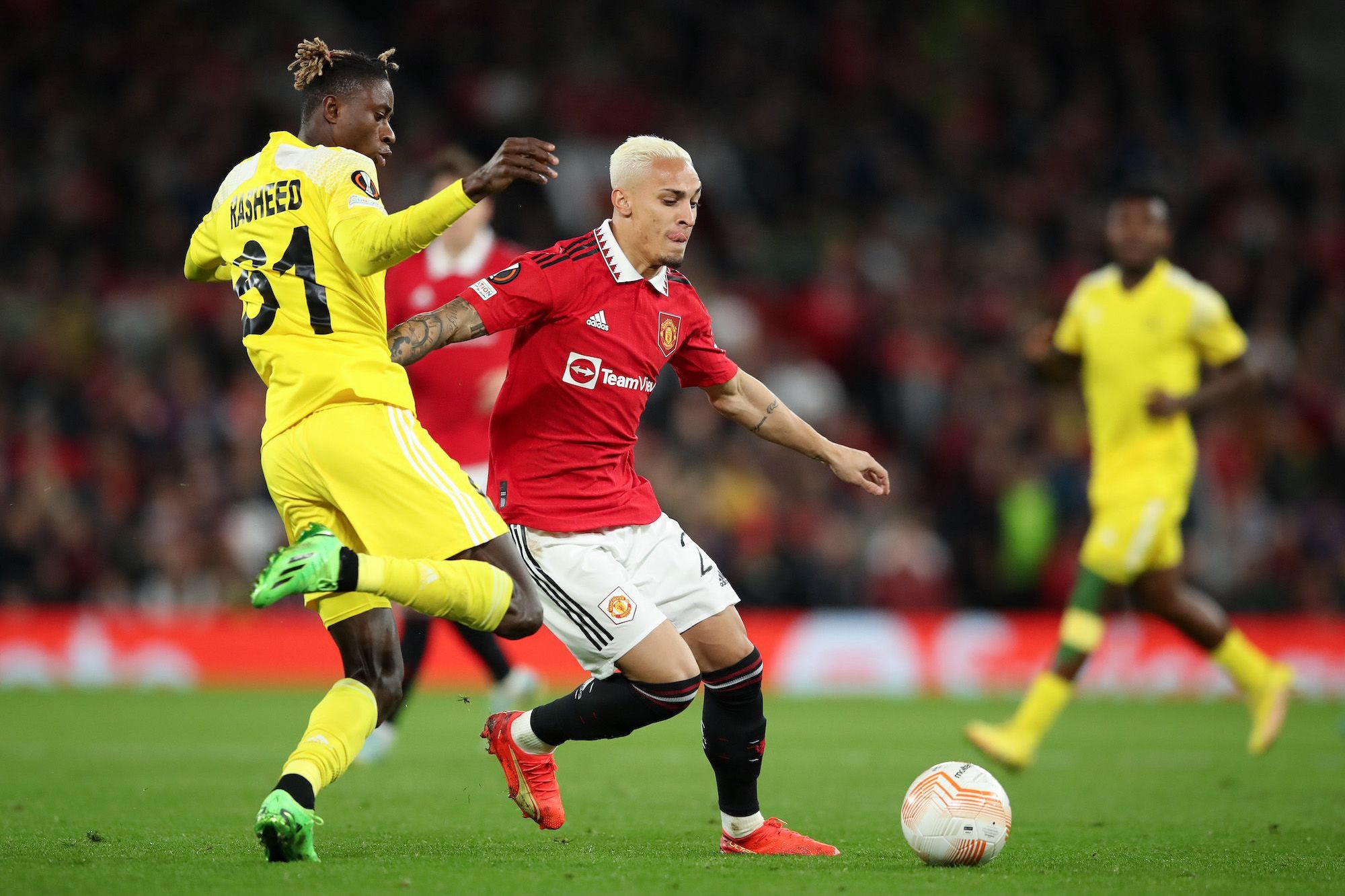 球场上的热血对决即将打响，谁将笑到最后