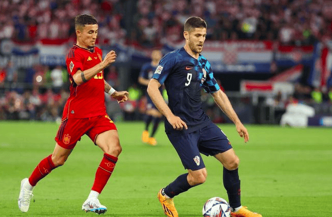 西班牙篮球国家队争夺冠军，士气高涨